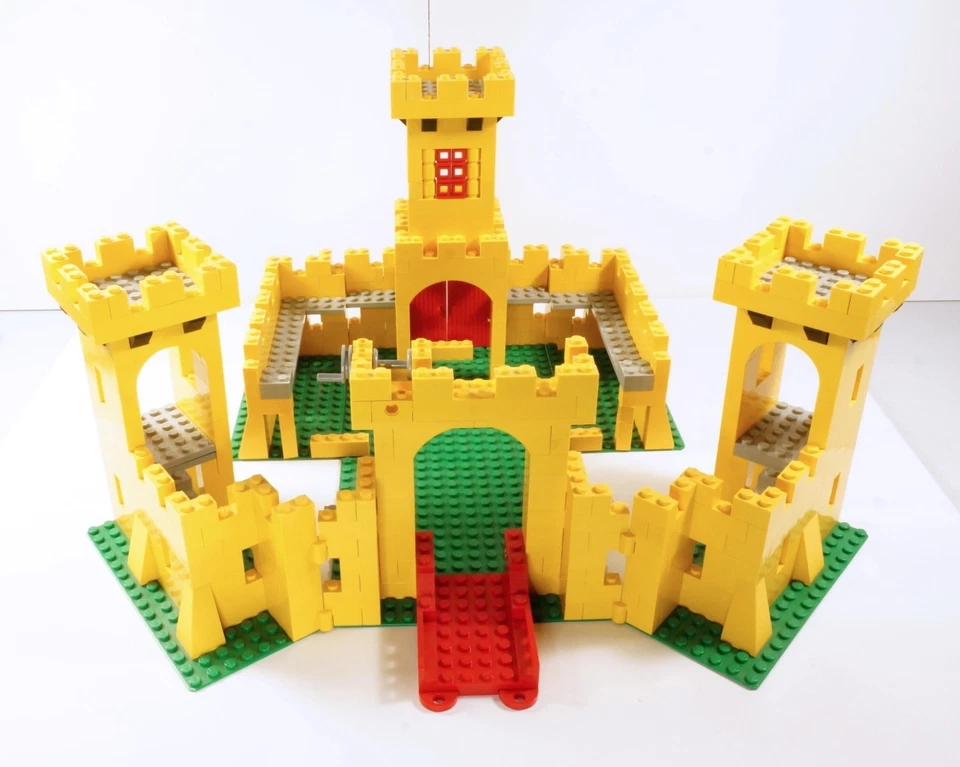 LEGO Classic Yellow Castle (375-2 / 6075 with manual; partial minifigures) - Image 4 of 4