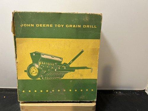 Eska / Ertl John Deere Yellow Lid Grain Drill with Box. - Picture 7 of 11