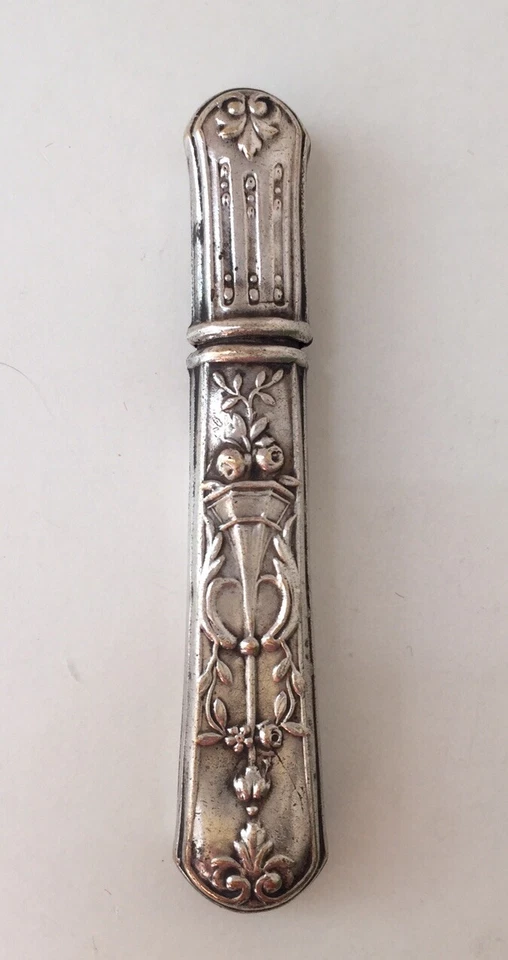 Ancien Porte aiguilles en métal argenté style louis XVI - Photo 2/3
