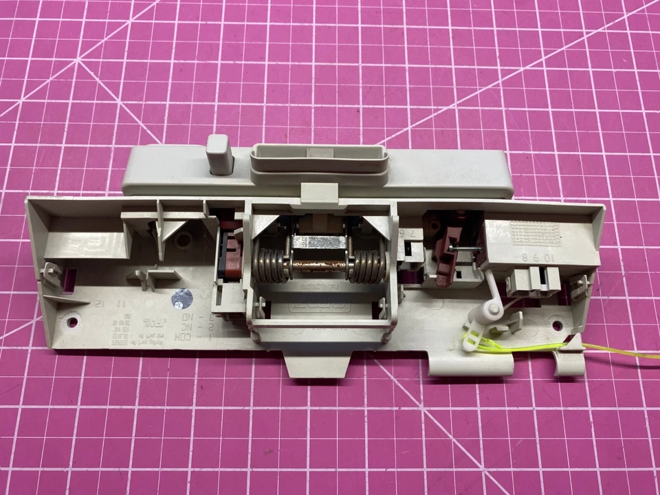 Trava de porta lavadora Maytag P# 2201620 22004435 WP22004435 - Imagem 2 de 4