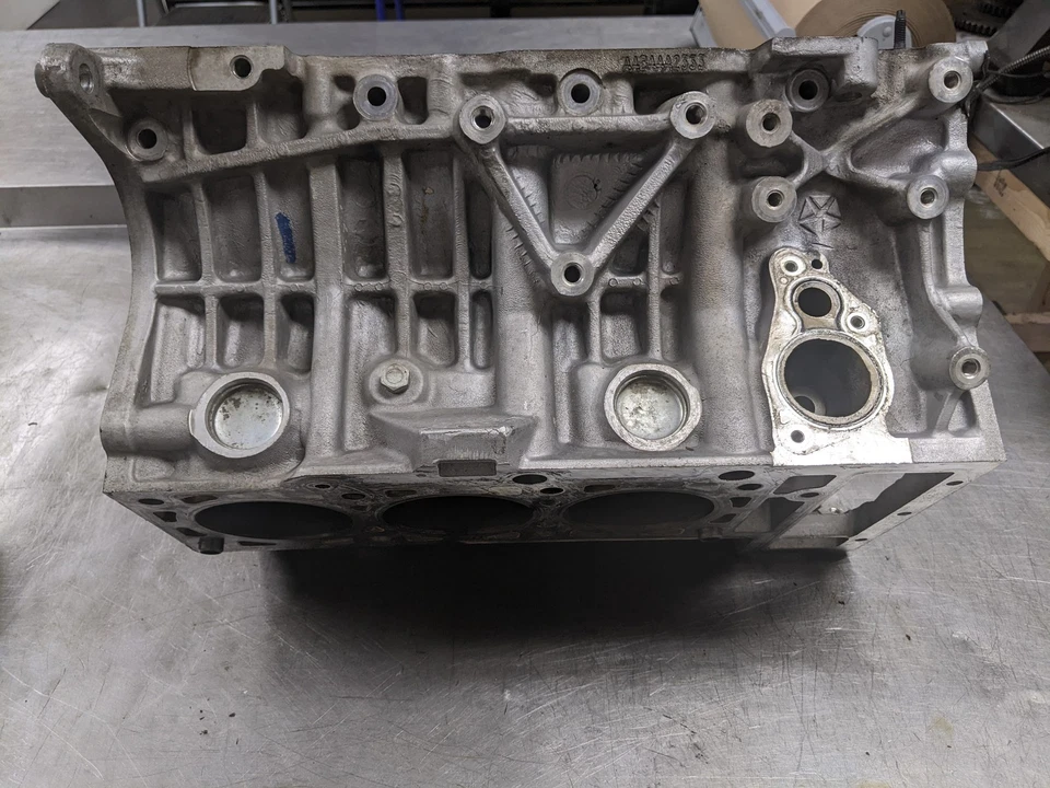 Engine Cylinder Block For 05-08 Dodge Magnum 2.7 4663611 - Image 2 of 4