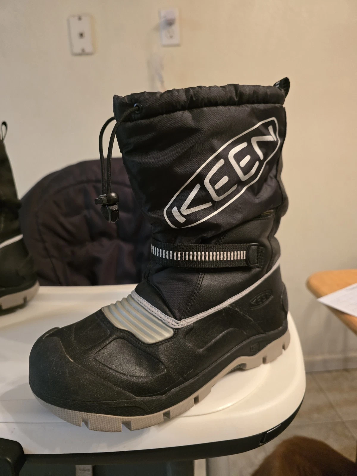 KEEN Unisex Boots Snow Waterproof Insulated Size US 5 👀