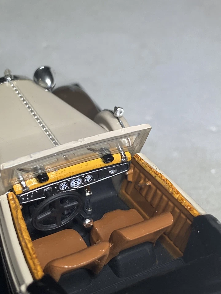 1:43 - Signature Models - 1937 Maybach SW38 2 Doors Spohn  Beige Brown & Case - Image 3 of 4