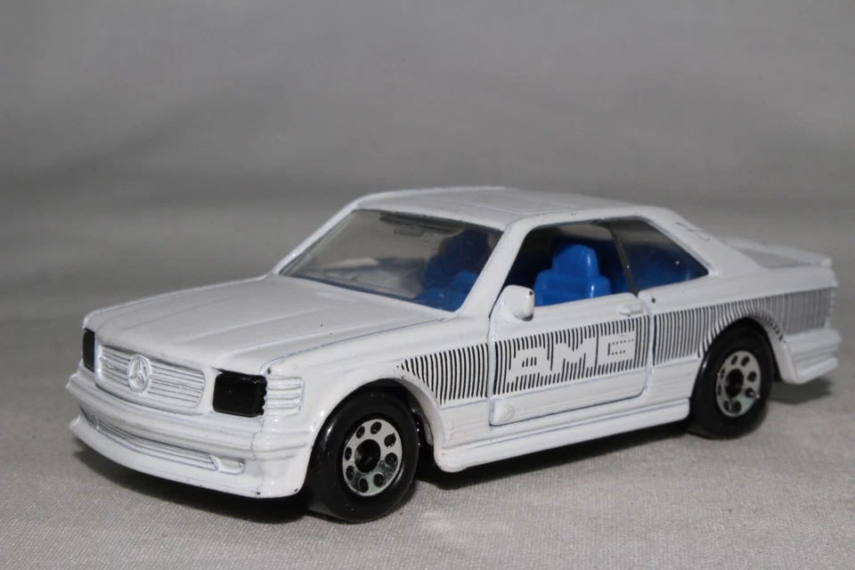 MATCBOX LESNEY SUPERFAST #MB43 MERCEDES BENZ AMG,白色,蓝色 INT.,带盒 — 第 4/4 张图片