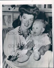 1943 Pretty Actress Rosalind Russell With Baby Son  Press Photo