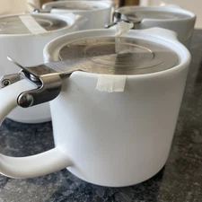 Brand new Personal White 18 oz Tea pot with stainless steel infuser and Lid