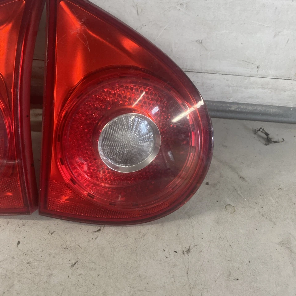 2004 VOLKSWAGEN GOLF ЗАДНИЕ ВНУТРЕННИЕ ЗАДНИЕ ФОНАРИ 1K6945093F 1K6945094F - Изображение 2 из 4