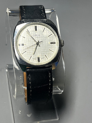 Oris vintage  mens manual wind watch runs and it runs good .