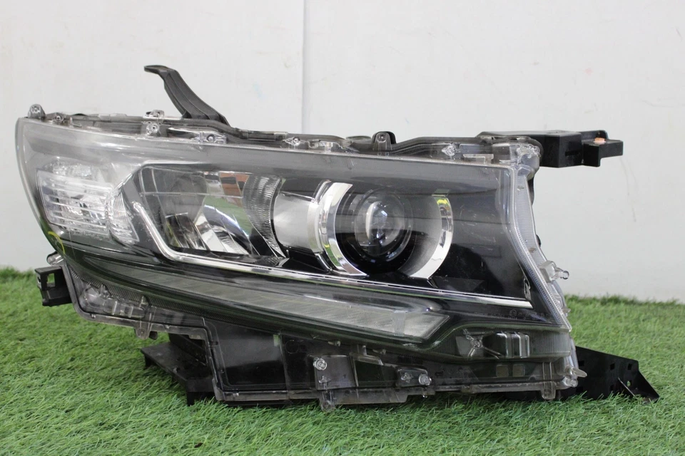 FARO ORIGINAL TOYOTA LAND CRUISER CONDUCTOR DERECHO 2022 EN ADELANTE Foto 2 de 4