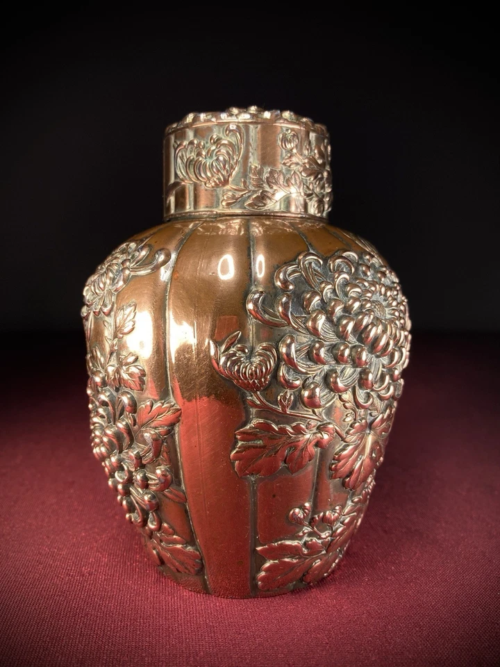 Carrito de té japonés de cobre Meiji - Relieve de crisantemo - c.1900 - 12,5 cm - 670 g Foto 3 de 4