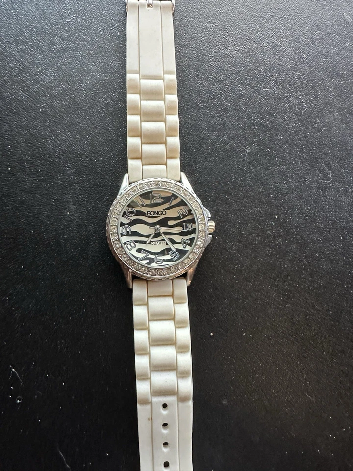 Reloj Bongo Vintage Banda Blanca Con Esfera Cebra Parte Trasera Acero Inoxidable Foto 3 de 4