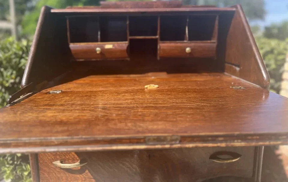 ANTIGUO ESCRITORIO SECRETARIA ESTILO LOUIS XV NOGAL MACIZO APOYADO EN 4 PATAS CURVAS 41" Foto 3 de 4