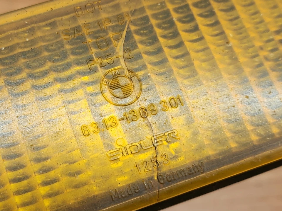 ✅ 82-88 OEM BMW E28 E30 Front Left Bumper Side Flasher Parking Light Reflector * - Image 2 of 4