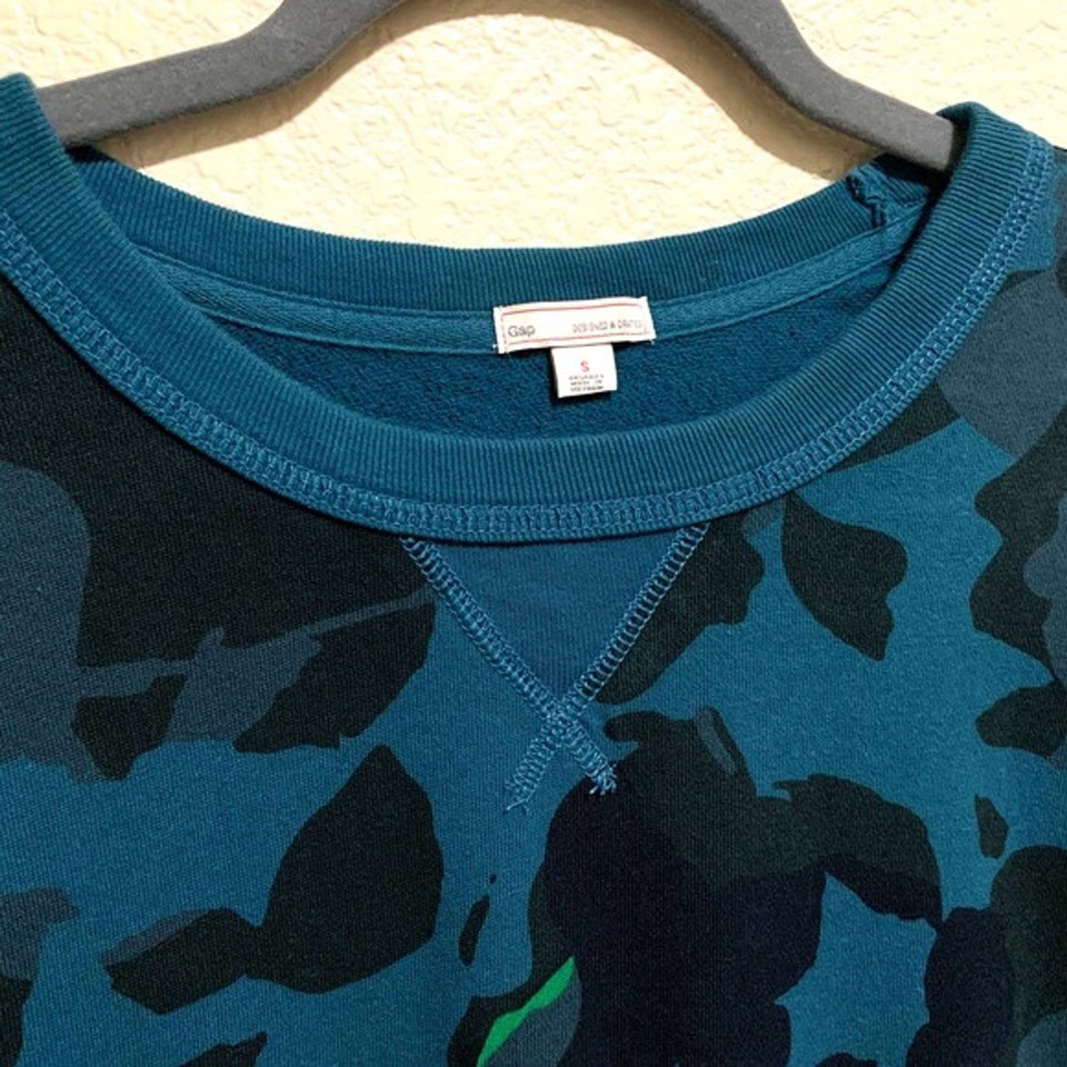 Gap green sweatshirt top camouflage long sleeve crew neckline sweater
