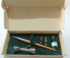 Set Di Scrittura Con Calamaio, Penna, Pennini. Supporto Penna 