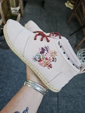 Toms Bota Floral Embroidered Blush Suede Boots Cottagecore Boho Festival 7.5 NEW