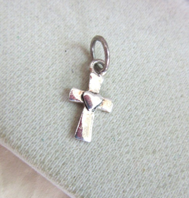 LA 925 Tiny cross with heart charm 0.5 grams