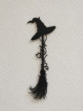 Plaque balai de sorcière déco en métal et son chapeau Halloween 40cm