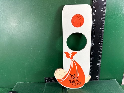 Shelia's Sammlerstück Holz Türknauf Aufhänger "Unser kleiner NBA Star" orange - Bild 2 von 6