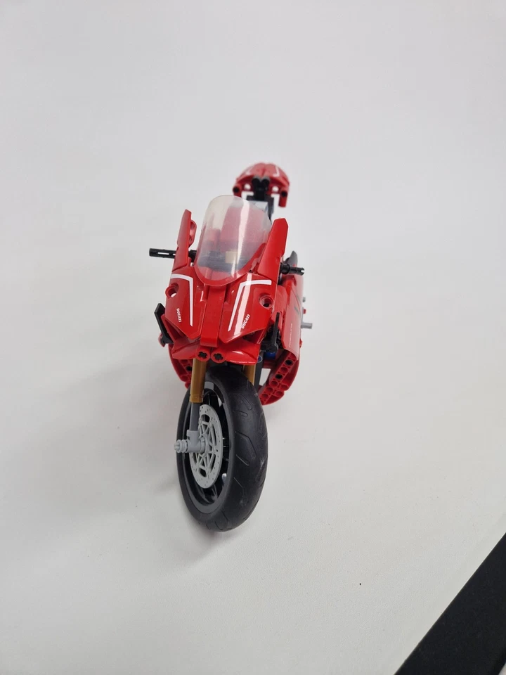 LEGO Technic 42107 Ducati Panigale V4 R, photo 2 of 5