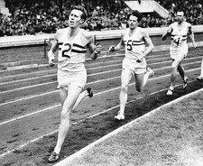 British Athlete Roger Bannister Leading His Pace Setters 1954 PHOTO