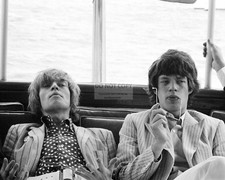 BRIAN JONES AND MICK JAGGER IN NEW YORK, 1966 - 8X10 PUBLICITY PHOTO (ZZ-711) BRIAN JONES AND MICK JAGGER IN NEW YORK, 1966 - 8X10 PUBLICITY PHOTO (ZZ-711)