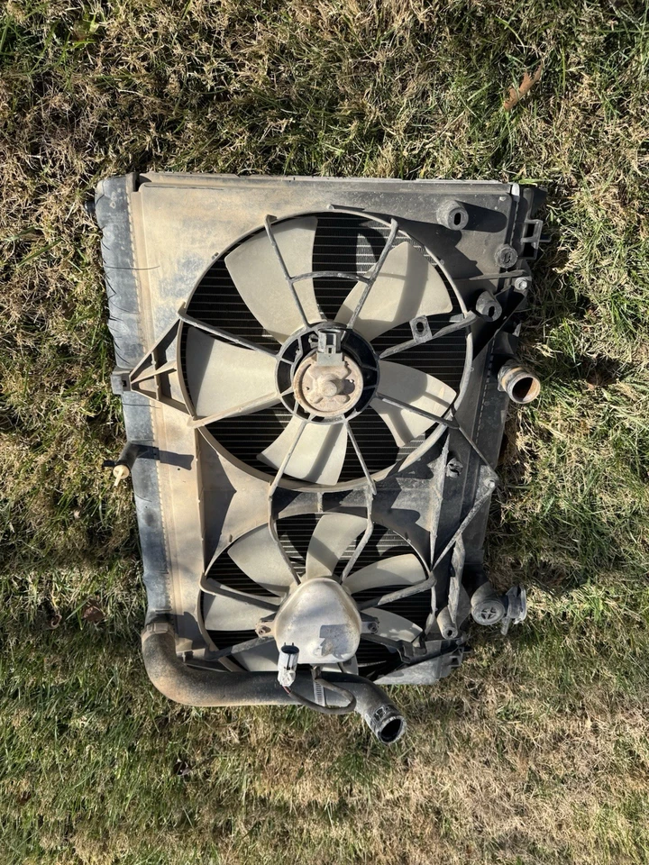 Toyota Camry 2002-2006 Radiator 2.4L Solara 2004-2008 Radiator 2.4L with Fan - Image 2 of 3