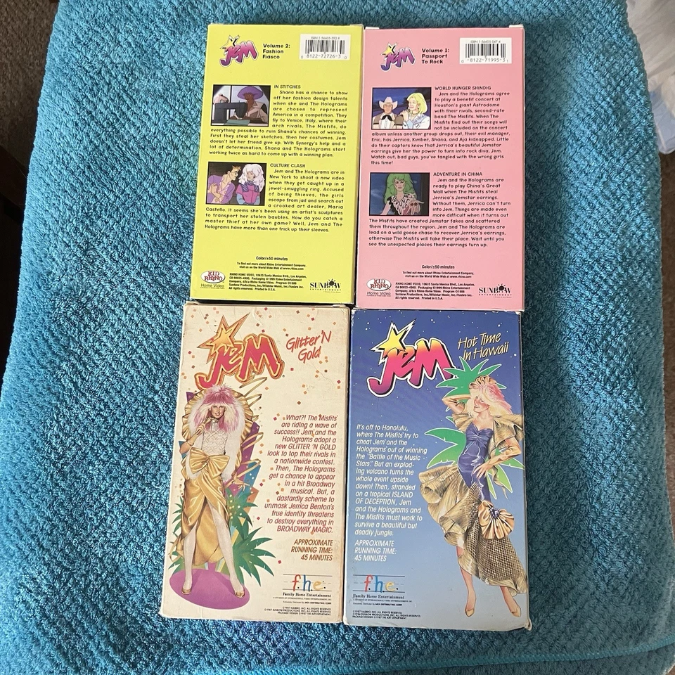 Jem And The Holograms Volume One Volume Two Glitter N Gold Hot Time In Hawaii - Imagem 3 de 4