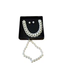 Avon Perfect Poise 3 Pc Gift Set Simulated Pearl Necklace Earring and Bracelet