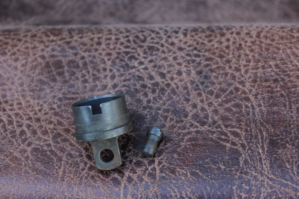 Retentor e parafuso de carregador bomba Stevens 67H 12Ga - Imagem 2 de 2