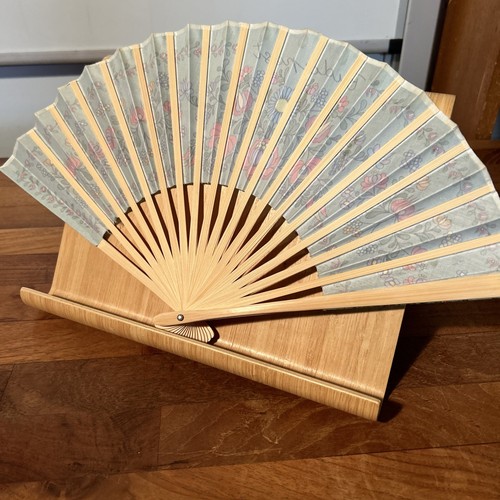 Folding Fan From Budapest Wood And Fabric. 23cm Length Closed (S3.8) - Bild 4 von 6