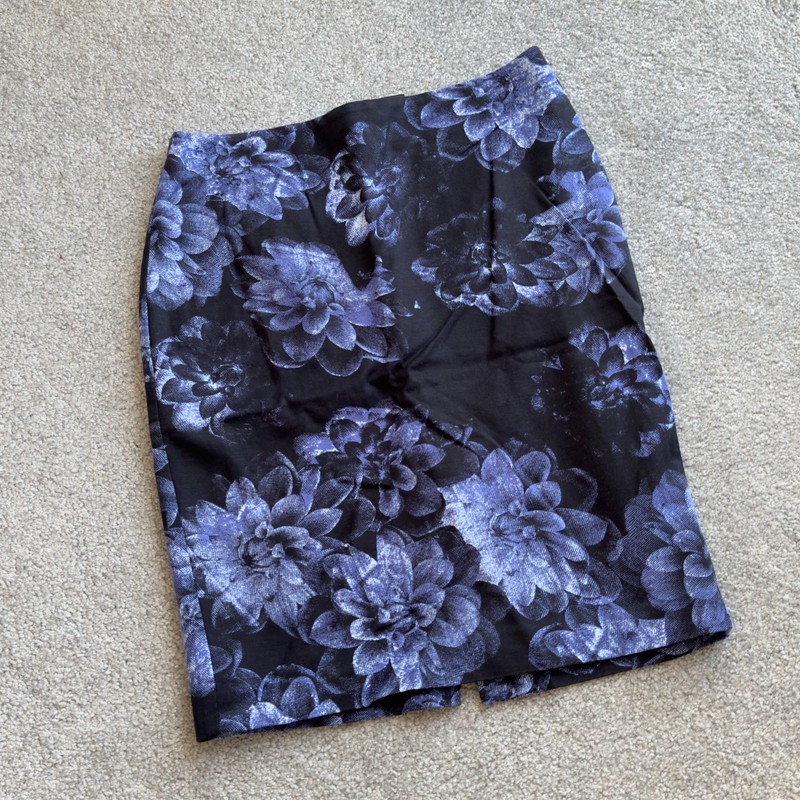 / Ann Taylor Blue Floral in Black Background Pencil Skirt Cotton Blend US 6