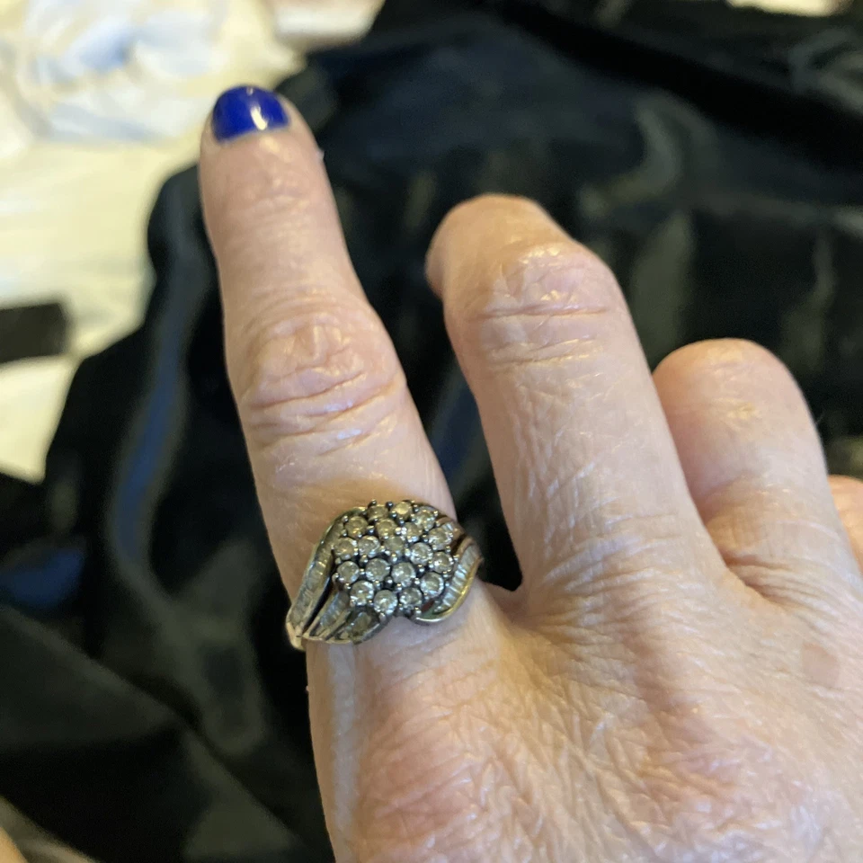 香槟镶嵌钻石戒指 带白色长方形钻石 SS 戒指侧面 — 第 3/4 张图片