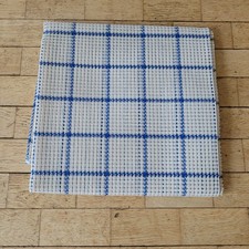 Stramin (Stickgrund f&uuml;r Teppich) in der Gr&ouml;&szlig;e 100 &times; 150 cm.