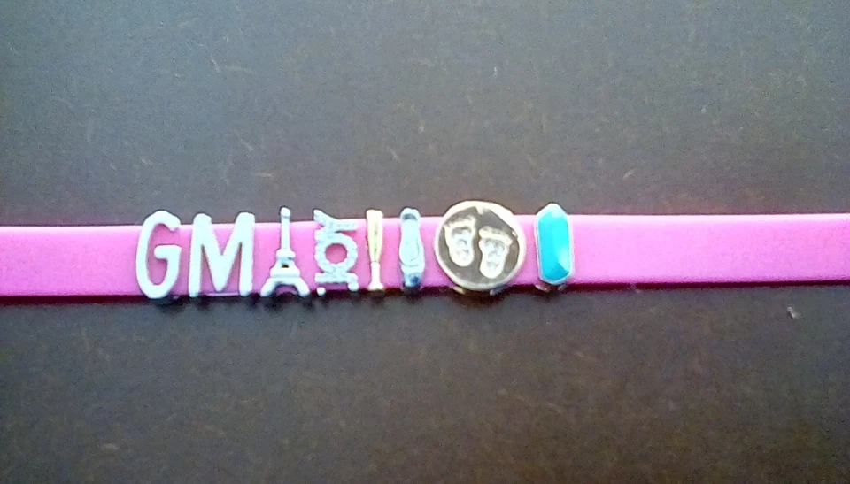 Pulsera Colectiva KEEP - Pulsera Silicona Rosa con (8) Dijes Foto 2 de 2