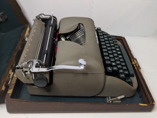 Vintage Remington Portable Travel Riter Typewriter W/ Case - Picture 7 of 9