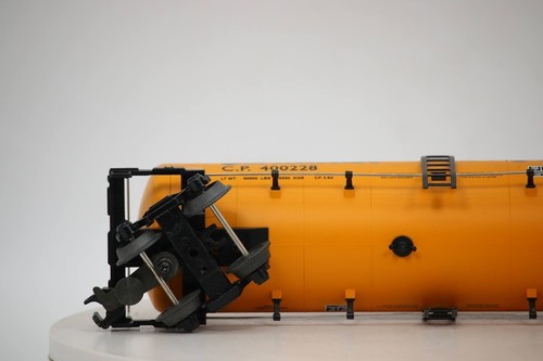 MTH 1984 O SCALE #400228 C.P. Canadian Pacific Yellow Single dome TANK CAR - Picture 11 of 14