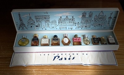 Les Parfums De Paris, Etui mit alten Minis (Worth, Schiaparelli, Le Galion)