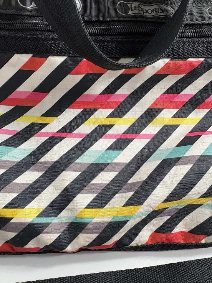 Bolsa tote LeSportsac grande linhas diagonais link vermelho verde amarelo vários bolsos - Imagem 3 de 4