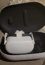 meta quest2 vr Game system with 6 games. Gray case, white metaquest two