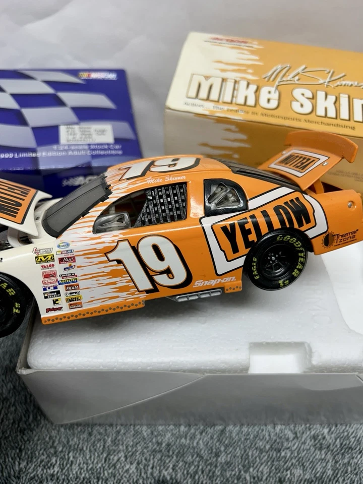 1:24 ACTION NASCAR DIECAST #19 Yellow Freight Mike Skinner 1999 BANCO (RTC210) - Imagem 3 de 4