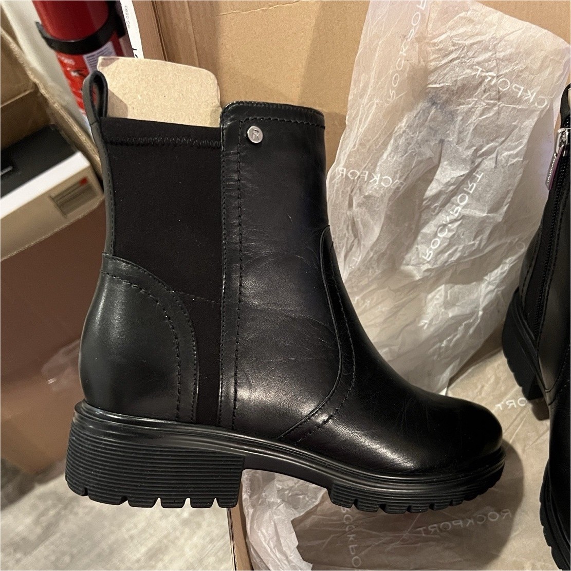 Rockport Isalina Black Chelsea Ankle Boot Leather Zip Treaded Sole Rubber 9.5 M