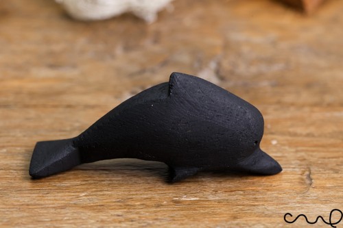Lindo pequeño adorno de madera pequeño delfín negro tallado a mano hecho a mano - Imagen 4 de 8
