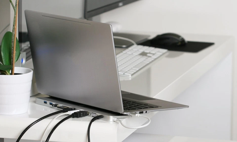 New IOGEAR GUD3C02 USB-C Ultra-Slim Dual Display Docking Station Power Delivery - Image 3 of 4