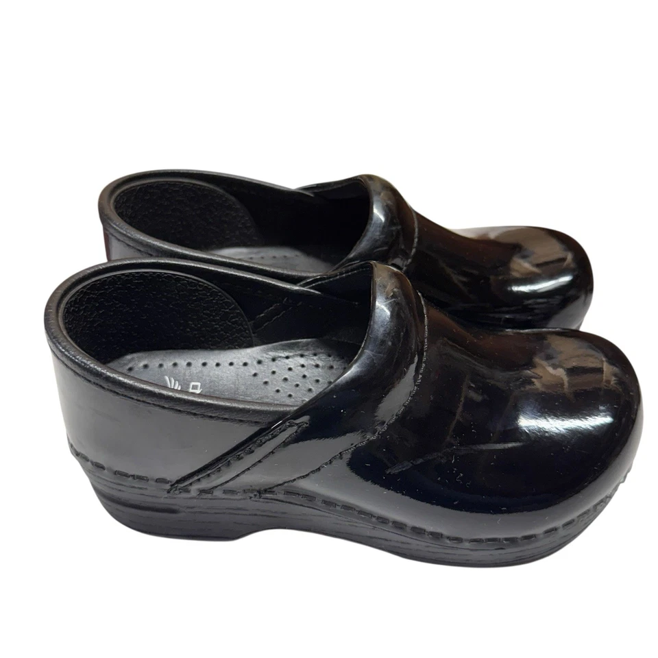 Zapatos sin cordones Dansko para niños zuecos de charol negro talla 29 usados en excelente estado Foto 3 de 4