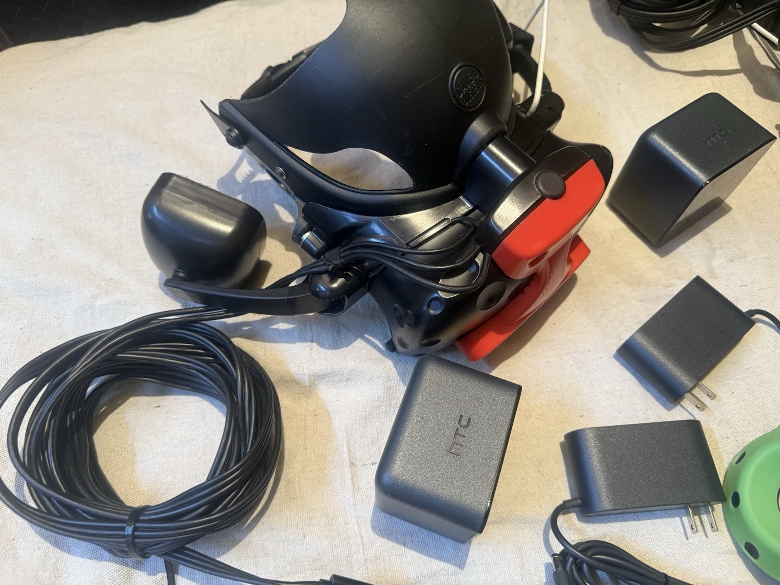 NEW HTC)Set Of Two)Vive Base Station Lighthouse SteamVR Plus 2 Head Sets-LinkBox