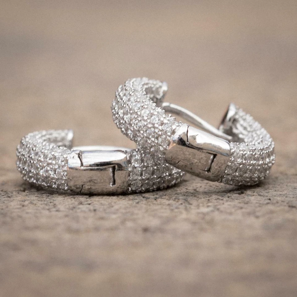 Pendientes de aro redondos enchapados en oro blanco de 14K de plata de ley circonita helada para hombre Foto 2 de 4