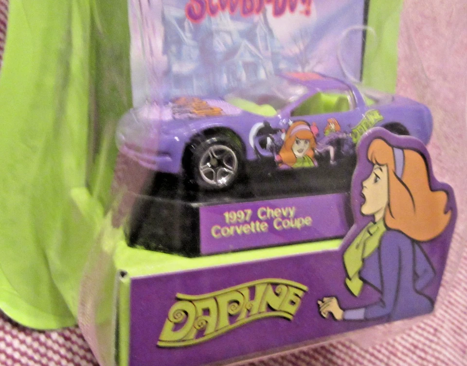 MATCHBOX COLLECTIBLES 2000 / 1997 CHEVY CORVETTE COUPE SCOOBY DOO / DAPHINE - Image 3 of 4