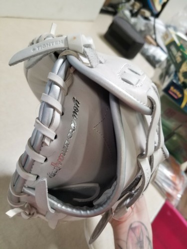 Easton Elite 33" Jen Schroeder Fastpitch Catcher's Mitt RHT (VERA FIRMA) - Foto 9 di 9