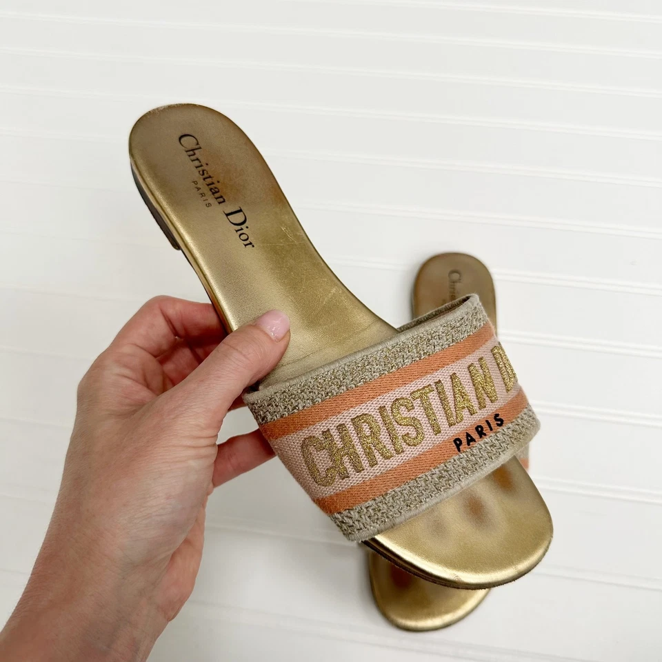 Sandalias Christian Dior Dway Slide Doradas Metálicas Bordadas Logo Planas 38.5 Foto 2 de 4